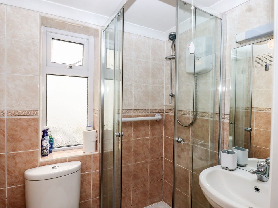 A bathroom featuring a shower, sink, and toilet at Marina Court Apartment in Torquay