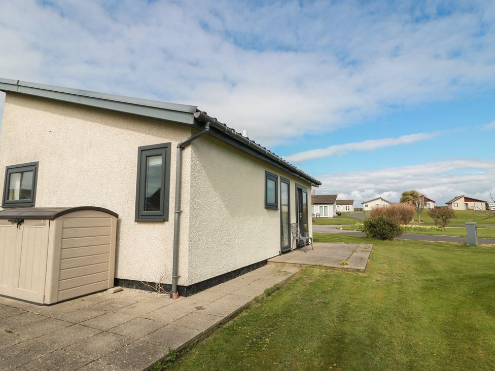 A house with a shed and pavement at 15 Laigh Isle in 