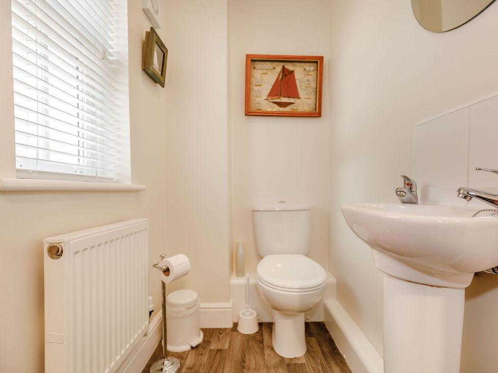 A bathroom with a sink and toilet at Rails End