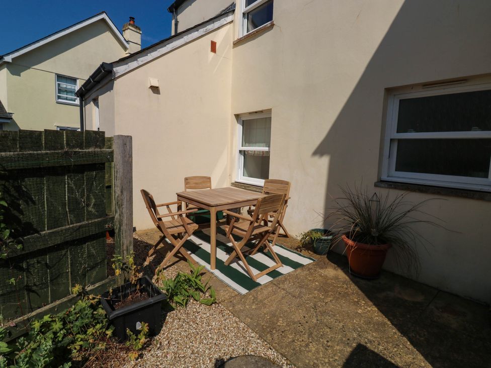 A garden with a table and chairs at Flat 1 in Kingsteignton