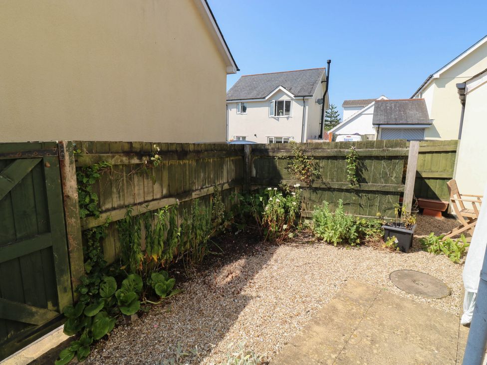 A garden with gravel and plants at Flat 1 in Kingsteignton