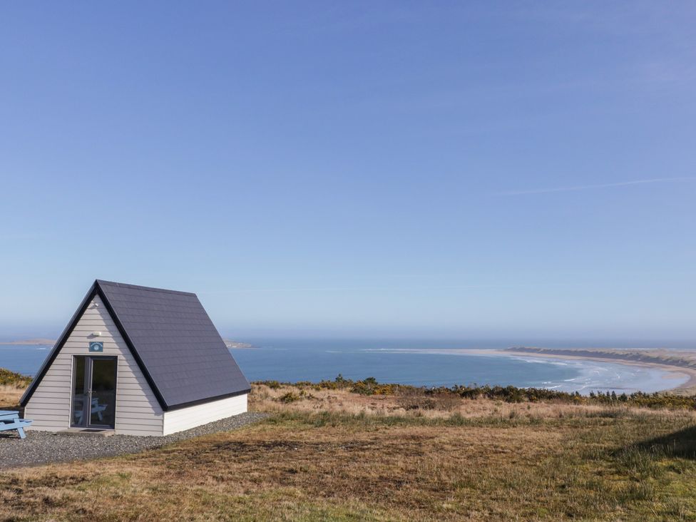 A cabin overlooking the sea at Cabin 1 Machaire Rabhartaigh in Gortahawk