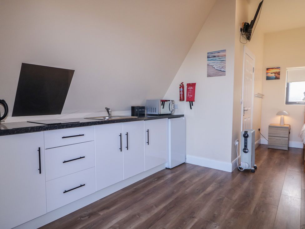 A kitchenette in a studio apartment at Cabin 1 Machaire Rabhartaigh in Gortahawk