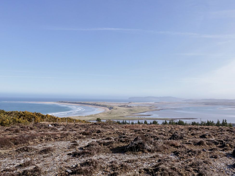 A coastal landscape view at Cabin 1 Machaire Rabhartaigh in Gortahawk