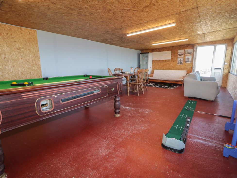 A games room with a pool table and dining table at Cabin 2 Min Larach, Gortahawk