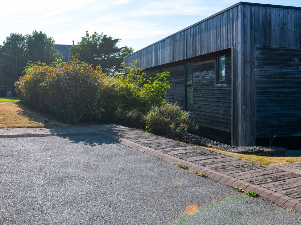 An outdoor area with a house and bushes at Barbara in Portreath