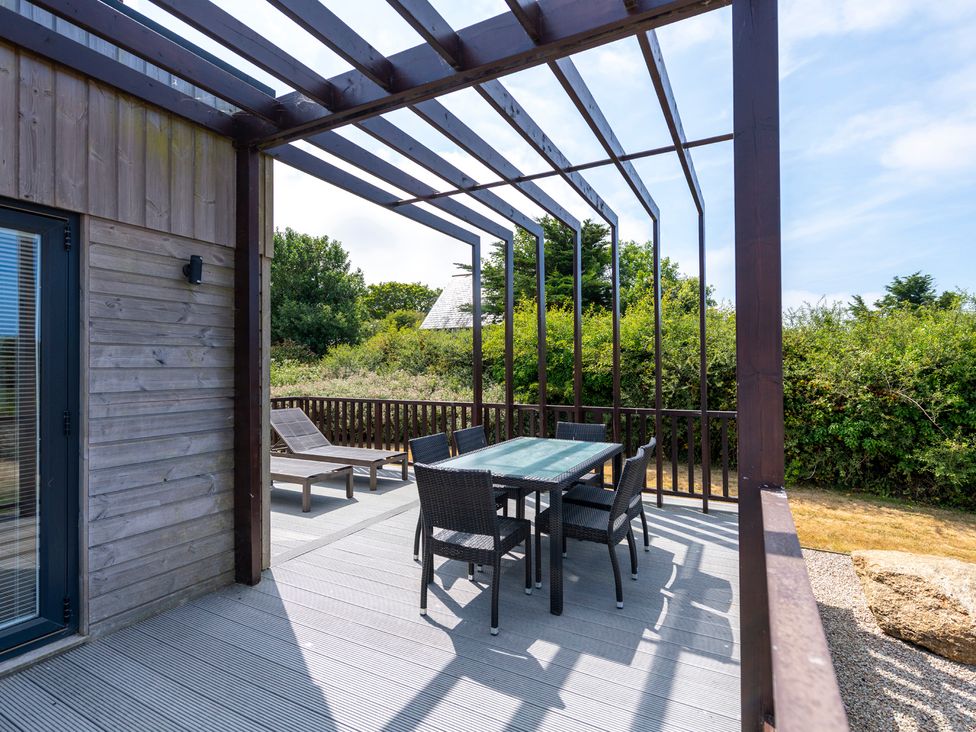 An outdoor dining area with a table and chairs at Barbara in Portreath