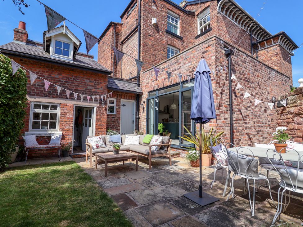 A garden with seating area and dining table at 34 Eaton Road Chester