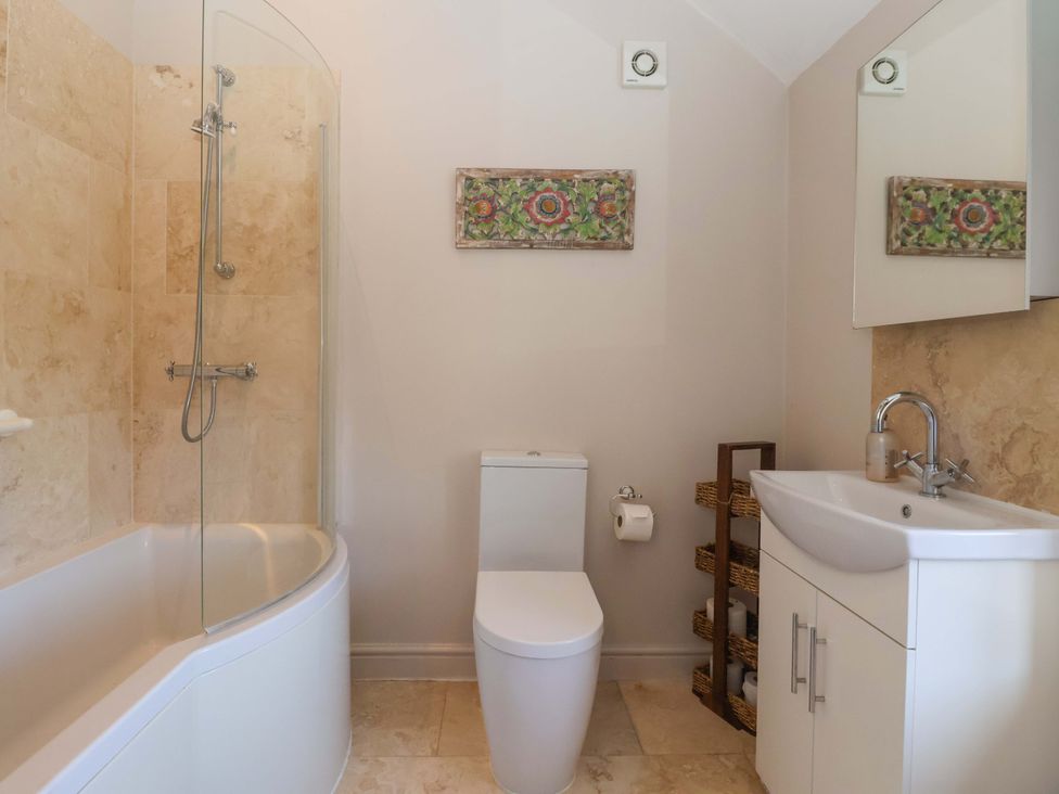 A bathroom with a bathtub, toilet and sink at The Annexe at Dalby Carr