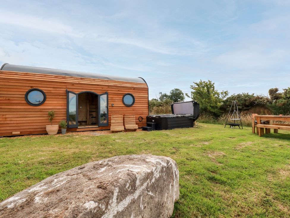 A cabin and hot tub in a garden at The Olju in Truro