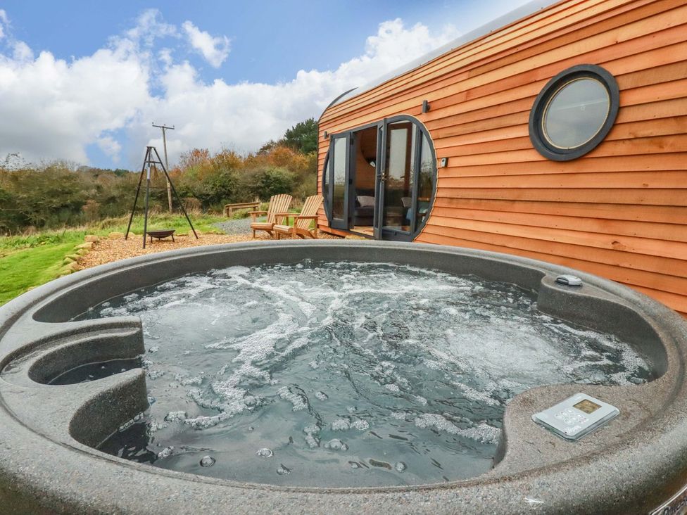 A hot tub in a garden area at The Palm in Truro
