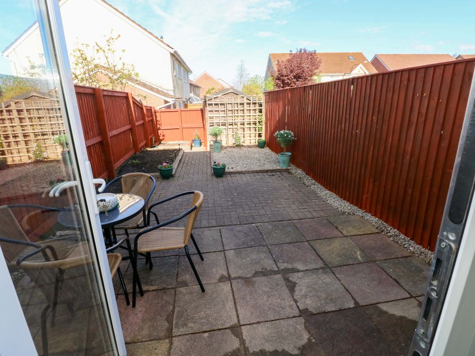 A garden with a table and chairs at The Gower Gateway in Gowerton near Swansea
