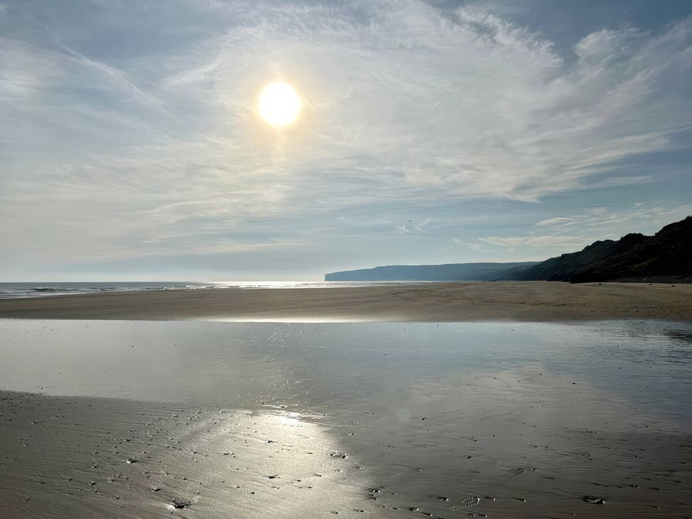 A beach with ocean and cliffs at Fleming Cottage Hunmanby
