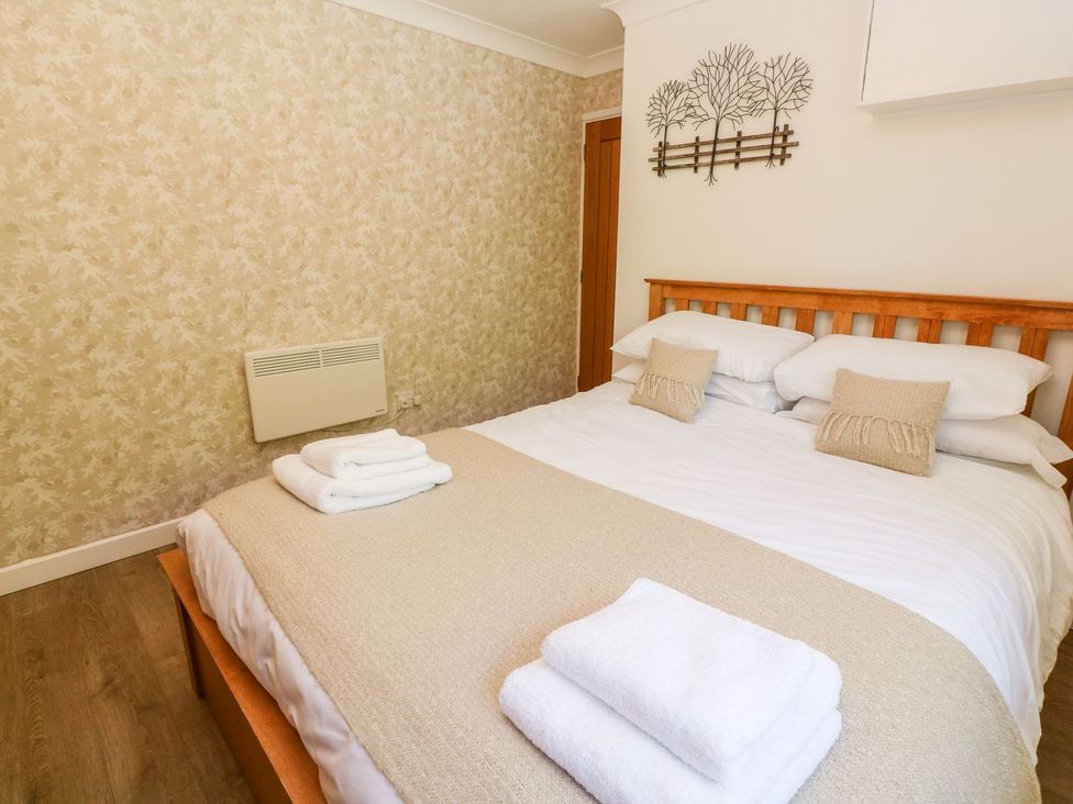 A bedroom with a bed and towels on the bedding at Tinners Way in Helston