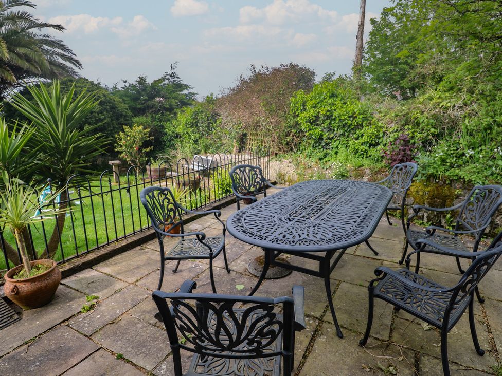 A garden with a table and chairs at Tinners Way near Tresowes