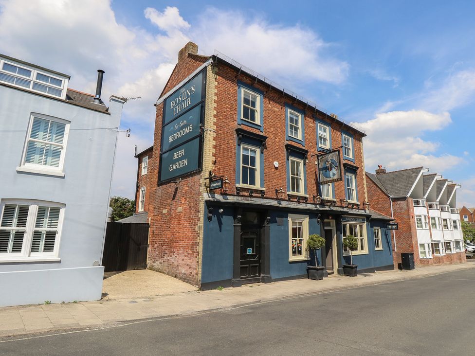 A pub named Bosun's Chair with beer garden and bedrooms in Lymington