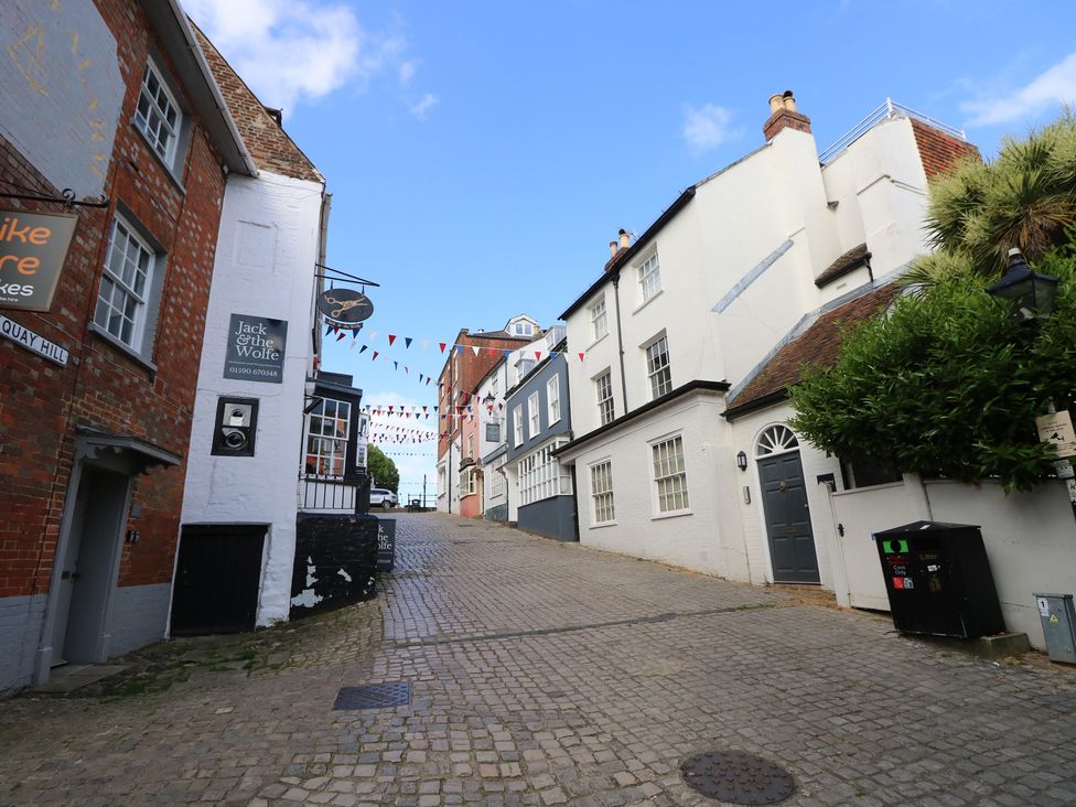 A street with cobblestone road and buildings at Cobblers Cottage in Lymington