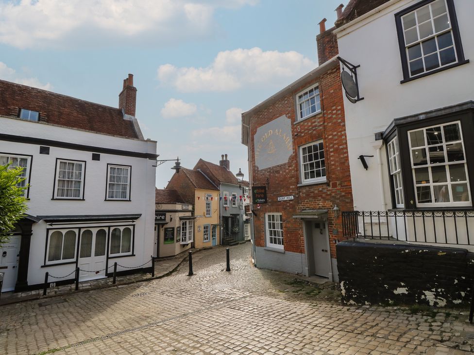 A street scene with buildings and a cobbled road at Cobblers Cottage in Lymington