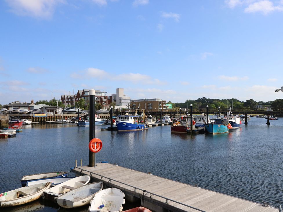 A view of boats in a marina at Cobblers Cottage in Lymington