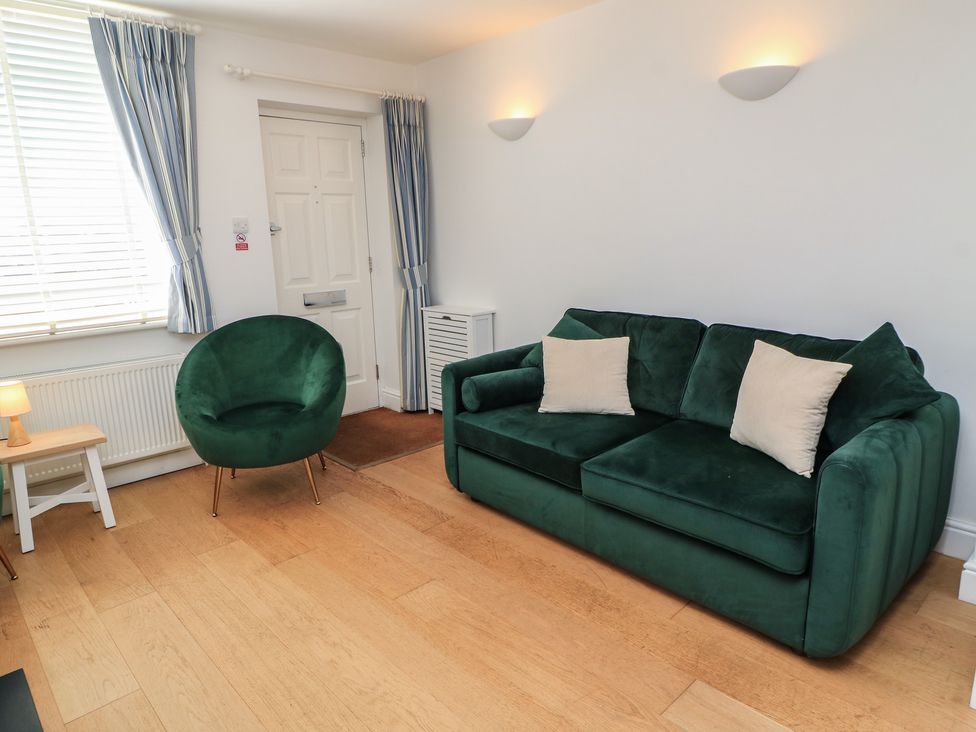 A living room with green furniture at Cobblers Cottage in Lymington