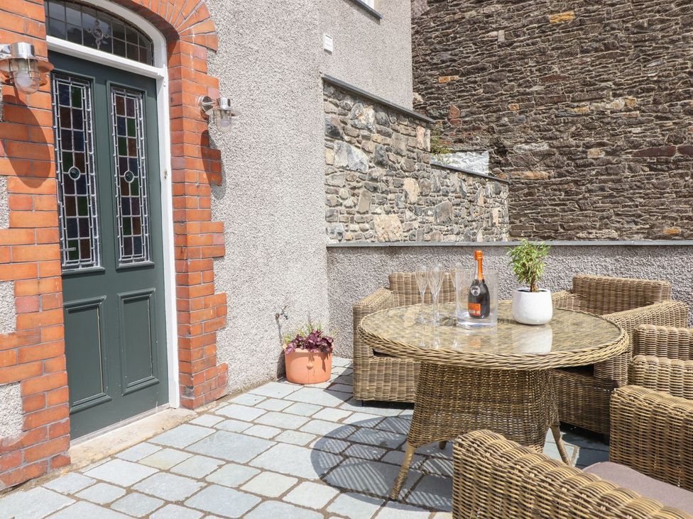 An outdoor seating area with a table and chairs at 2 Llewelyn Street Conwy