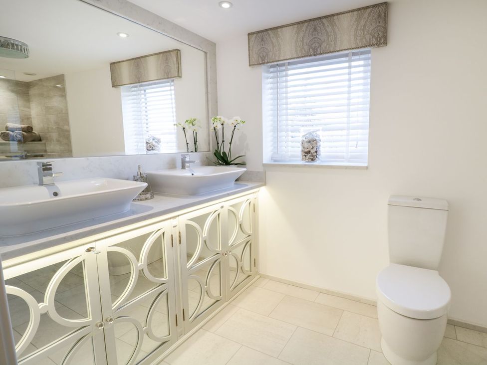 A bathroom with two sinks and a toilet at 8 Crown Lane in Conwy
