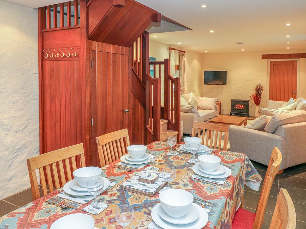 A dining room with a table and chairs at Maerdy Cwtch in Haverfordwest