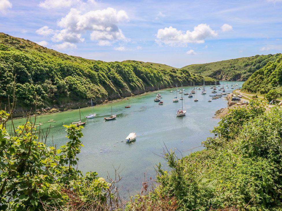 A view of boats on water surrounded by hills at Maerdy Cwtch in Haverfordwest