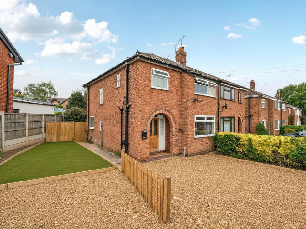 A house with gravel driveway and garden at Village retreat with canal walk into Chester in Christleton