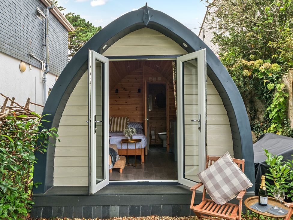 A pod with a bed and seating area at Peaceful pod with bay views, walk to 3 beaches St Ives