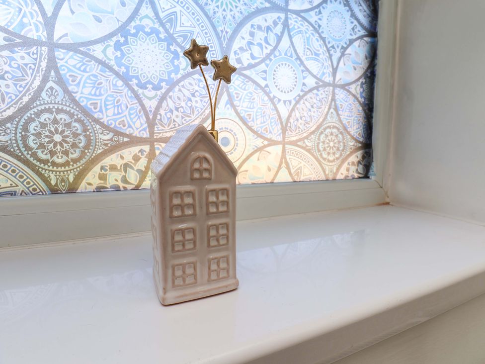 A house figurine on a windowsill at Lamb Cottage in Stockton-On-Tees