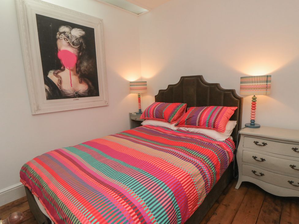A bedroom with a bed and bedside lamps at Hillsover in Saltburn-by-the-Sea