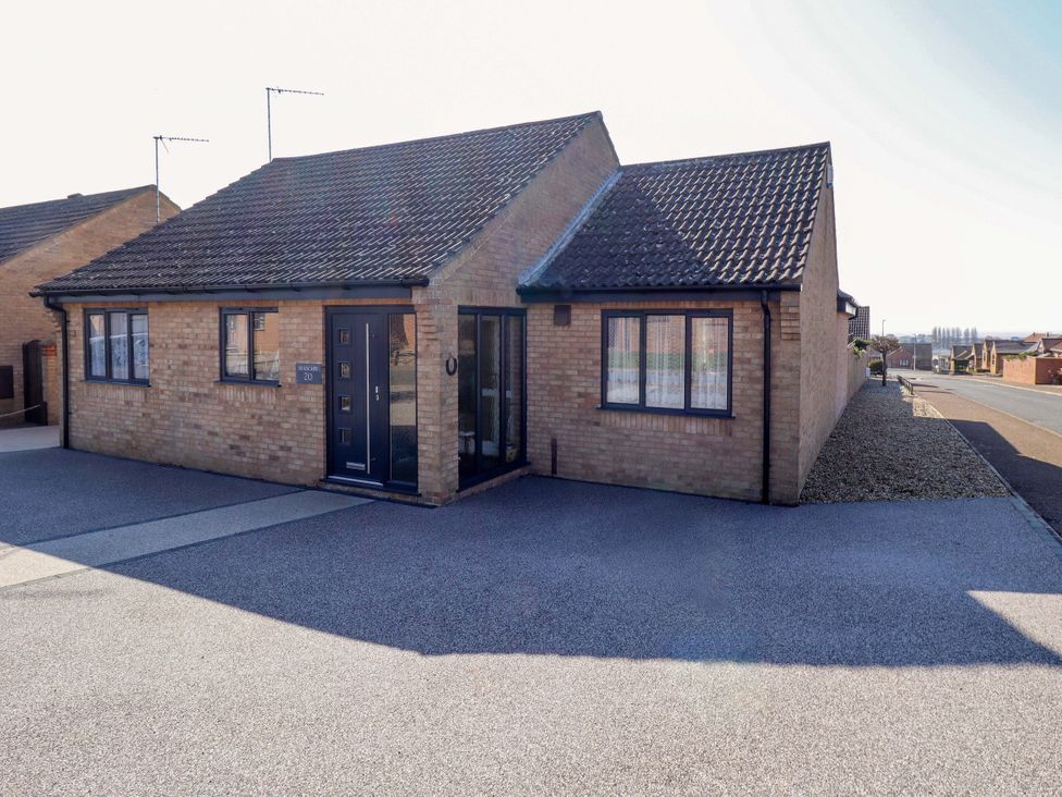 A house with driveway and garden space at Seascape in Hunstanton