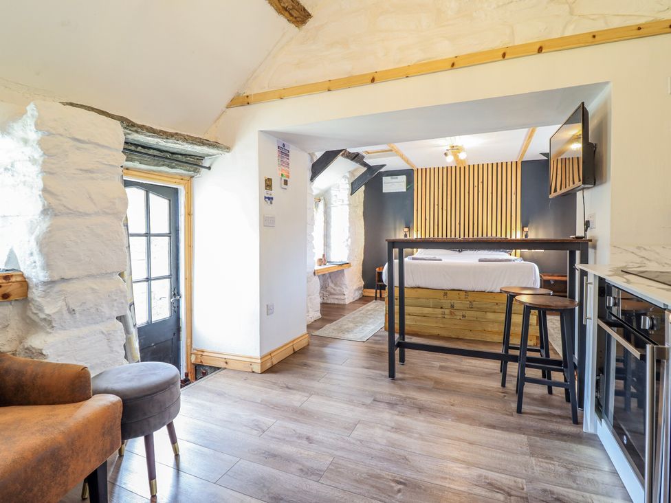 A studio room with a bed and kitchen area at The Romantic Hideaway at Rhiw Goch Inn in Snowdonia National Park