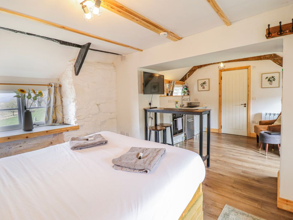 A studio room with a bed and kitchen area at The Romantic Hideaway at Rhiw Goch Inn Snowdonia National Park