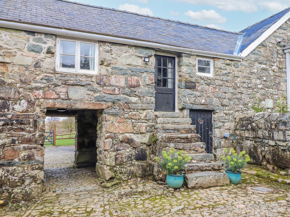 An entrance with stone steps and plants at The Romantic Hideaway at Rhiw Goch Inn, Snowdonia National Park