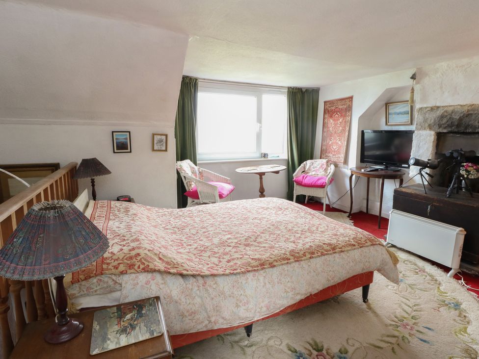 A bedroom with a bed and furniture at 4 Whiterow in Kentallen near Ballachulish