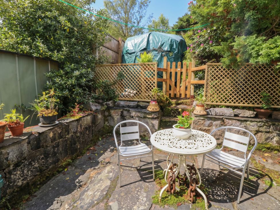 A garden with a table and chairs at 4 Whiterow in Kentallen near Ballachulish