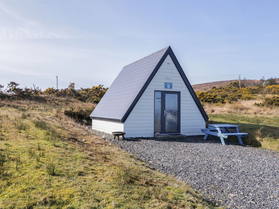 A cabin with a gravel path and a table at Cabin 6 An Mhucais in Gortahawk