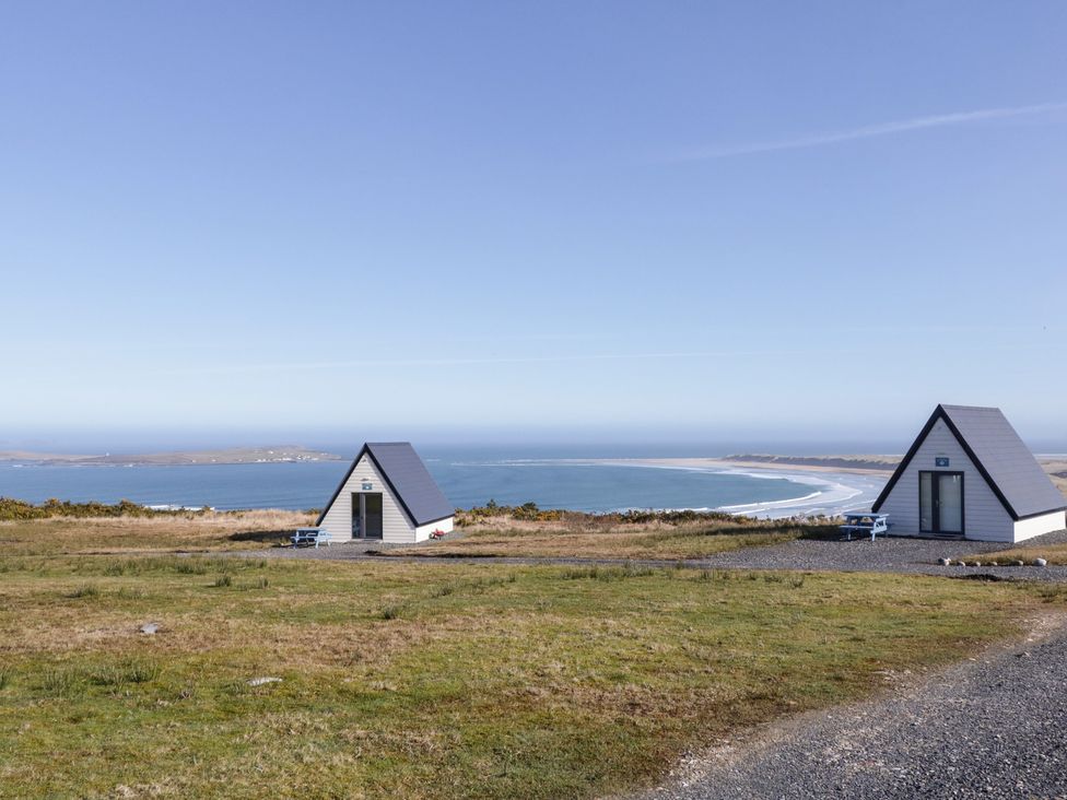 Two cabins overlooking the ocean at Cabin 6 An Mhucais in Gortahawk