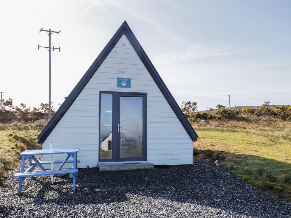 A cabin with a table outside at Cabin 7 Toraigh in Gortahawk