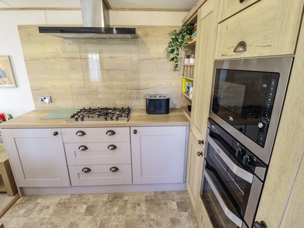 A kitchen with a gas stove and oven at Number 6 - Sandy Beach Holiday Park in Bacton