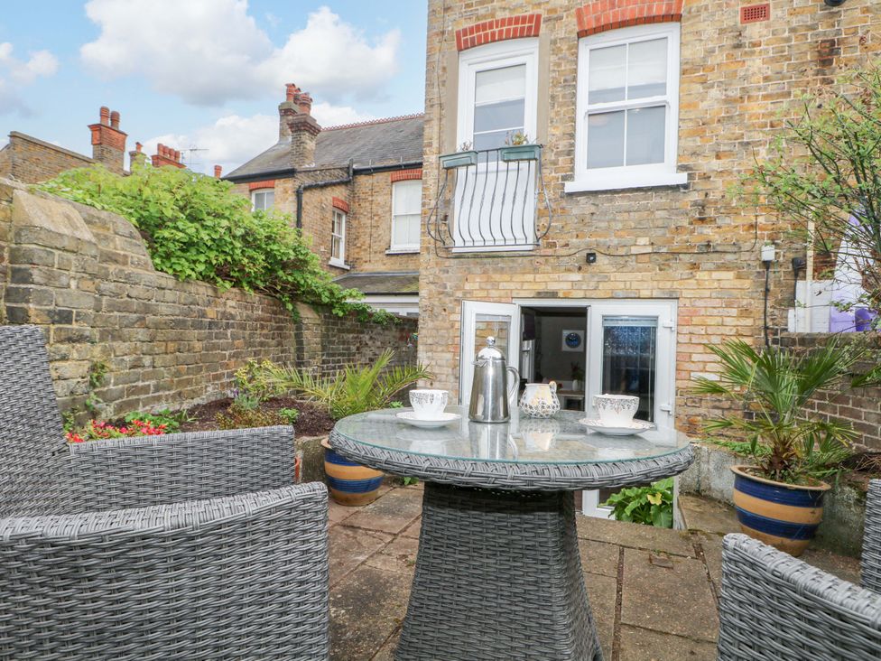 A garden with a table and chairs at Tickety-Boo in Broadstairs