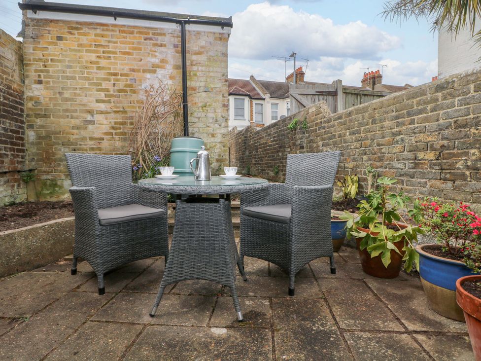 A garden with a table and chairs at Tickety-Boo in Broadstairs