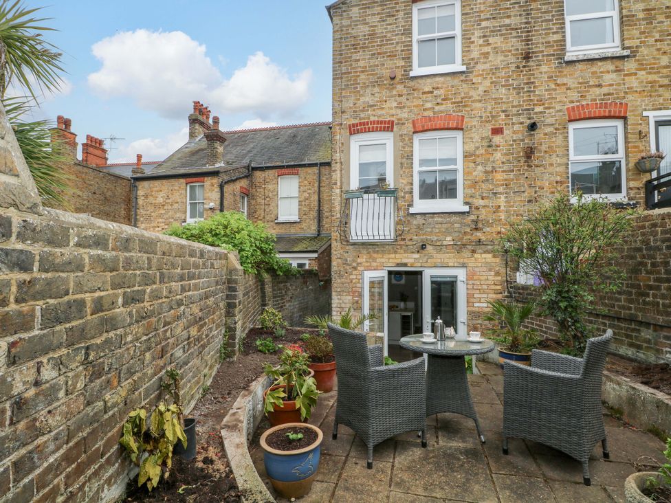 A garden with chairs and a table at Tickety-Boo in Broadstairs