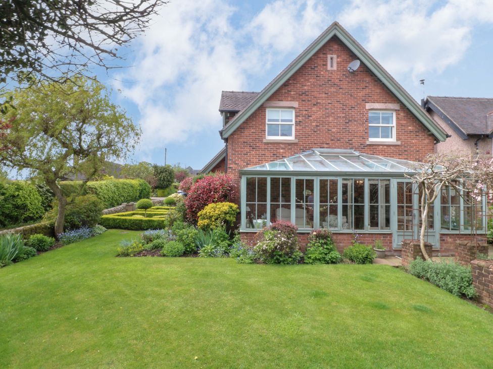 A house with a conservatory and garden at The Garden House in Alton