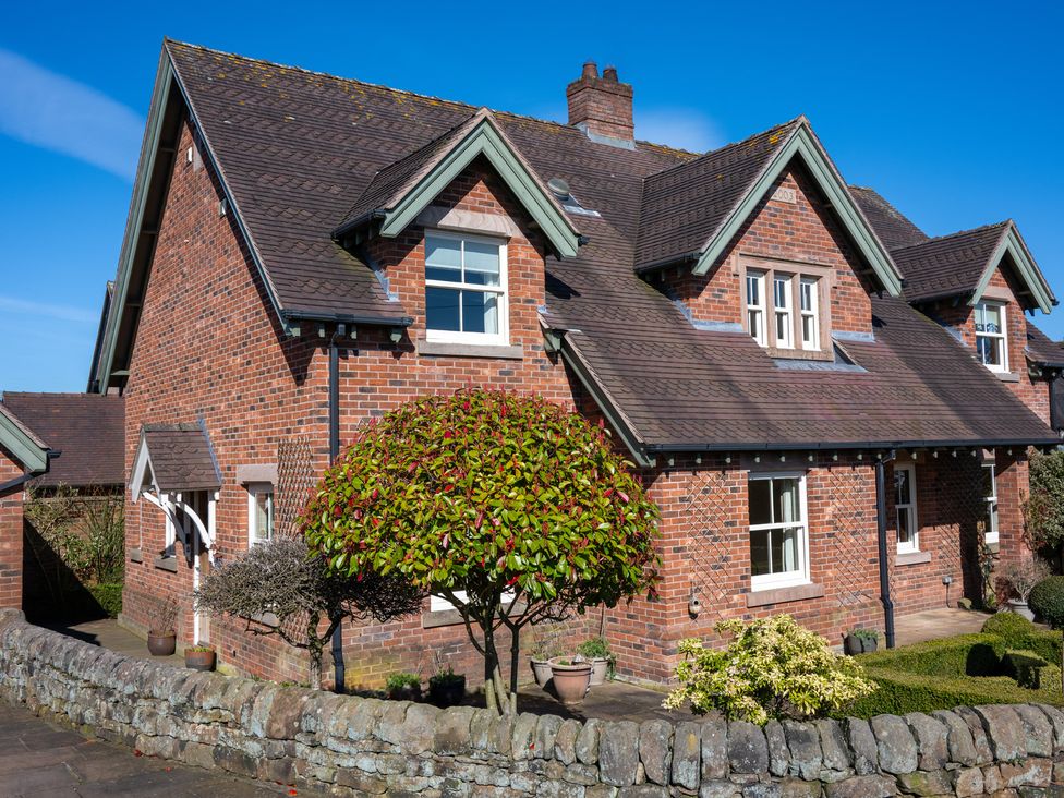 A house with a garden and stone wall at The Garden House in Alton