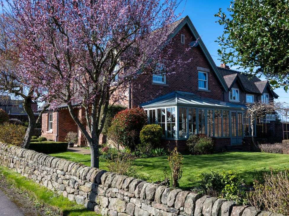 A house with a conservatory and garden at The Garden House in Alton