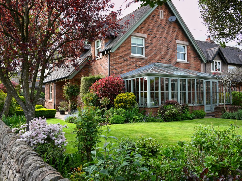 A house with a garden and conservatory at The Garden House in Alton
