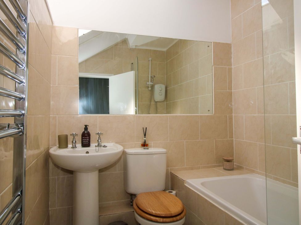 A bathroom with a sink, toilet, and bathtub at Cheshire Views in Malpas
